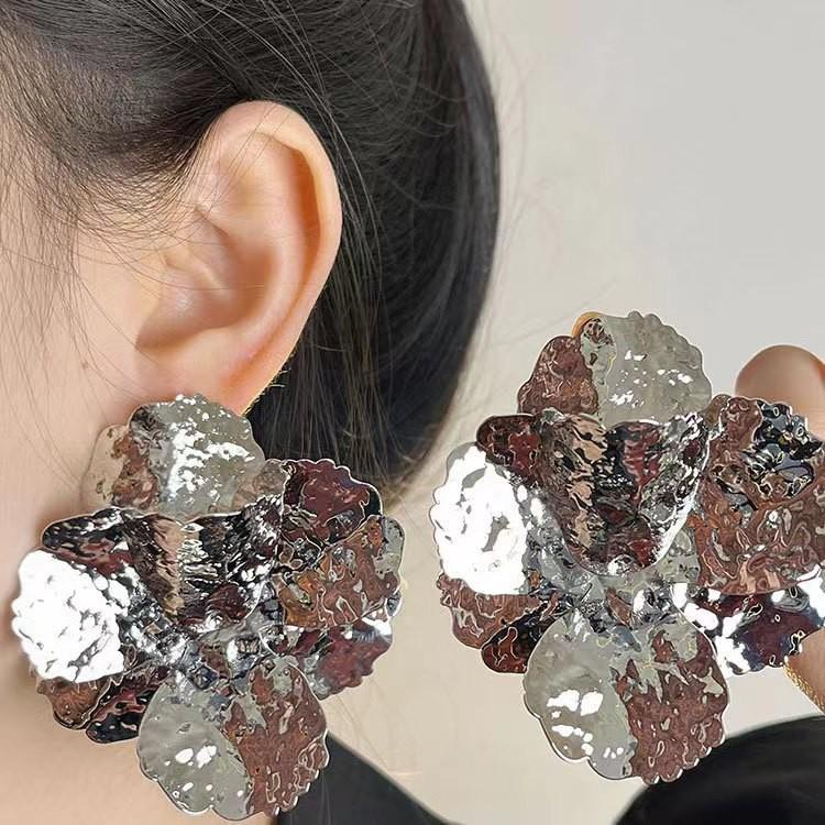 Retro Exaggerated Minimalist Metal Flower Unique Earrings Cold Wind Light Luxury High Sense Leaf Earrings Earrings