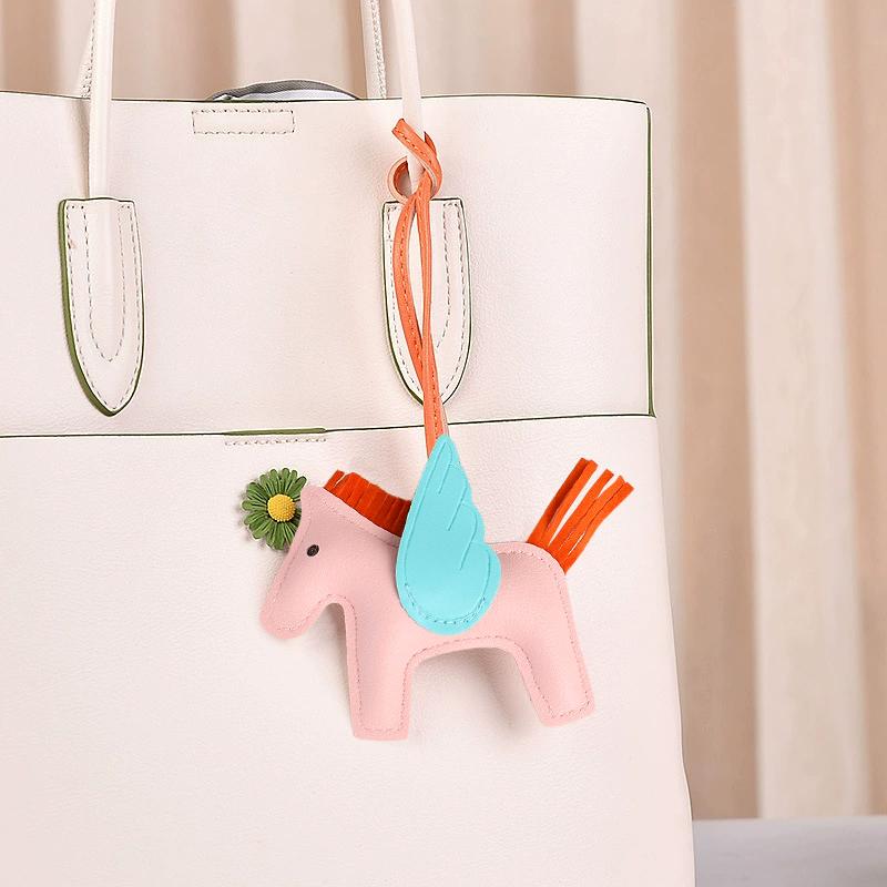 1Pc Horse Pendant Minimalist Bag Pendant Creativity Wing Decoration Cartoon Color Blocking Leather Pendant Car Keychain
