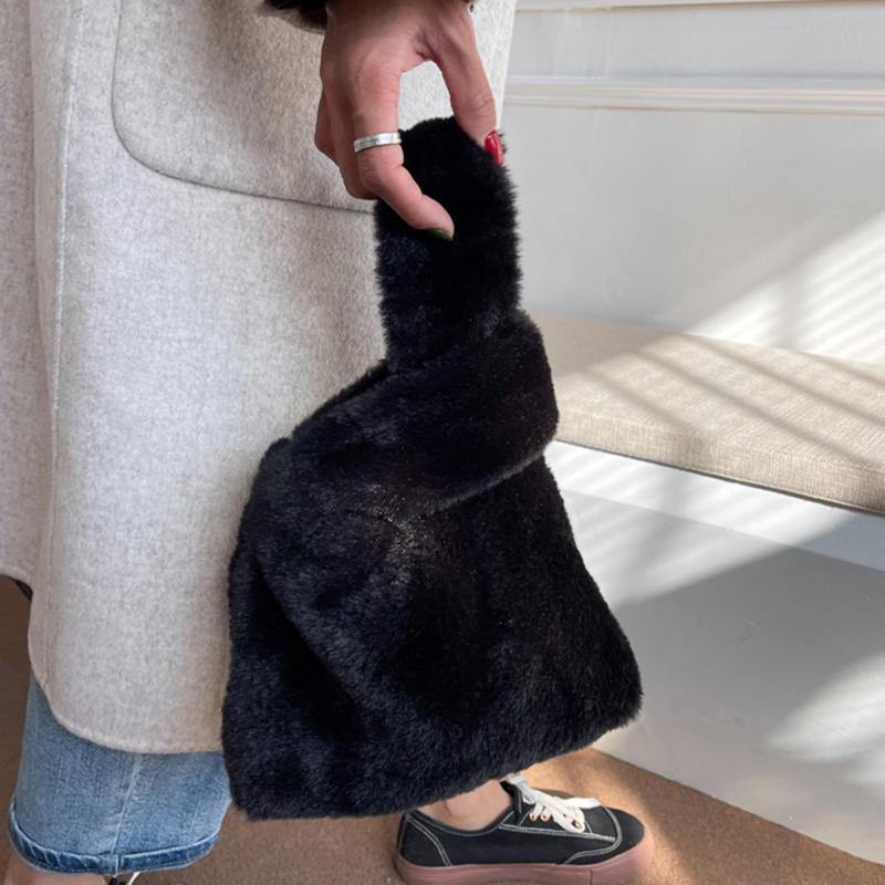 Women Velvet Handbag Underarm Bag Soft Plush Small Shoulder Bag Warm Plush Handbag  Winter New Tote Bag Ladies Clutch 2025