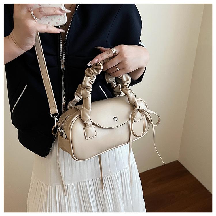 Portable pillow bag women's 2025 summer new large-capacity women's bag niche design shoulder messenger bag