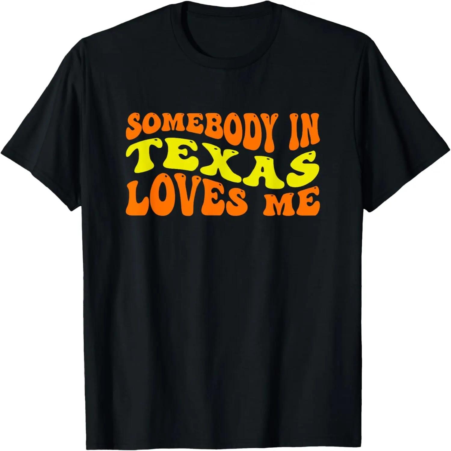 Somebody in Texas Loves Me in Groovy Wavy Text T-Shirt S чёрный