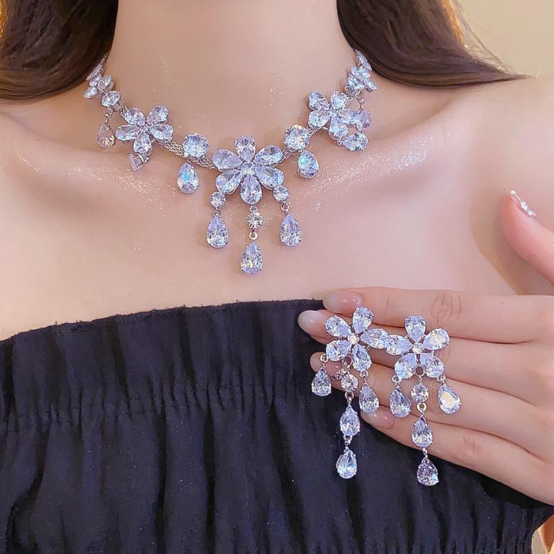 Zircon Water Drop Floral Lockbone Necklace For Special Occasions With Copper Metal And Stylish Look