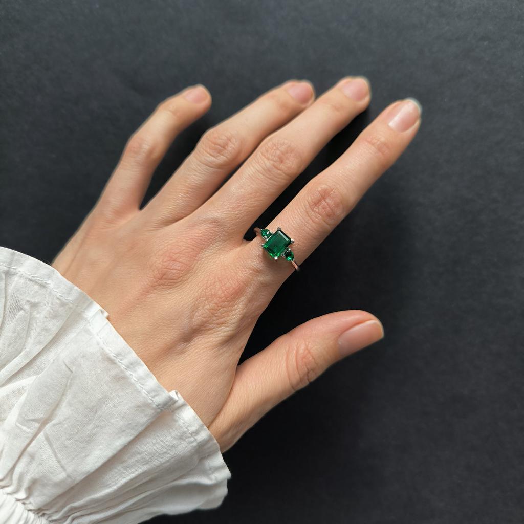 Серебряное кольцо с изумрудом nano 1.708ct, вес изделия 1,88 гр (2205364)