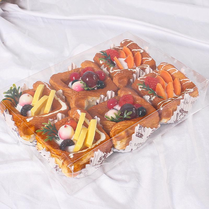 

Модель фруктового кекса - небольшой квадратный искусственный торт для демонстрации на десертном столе