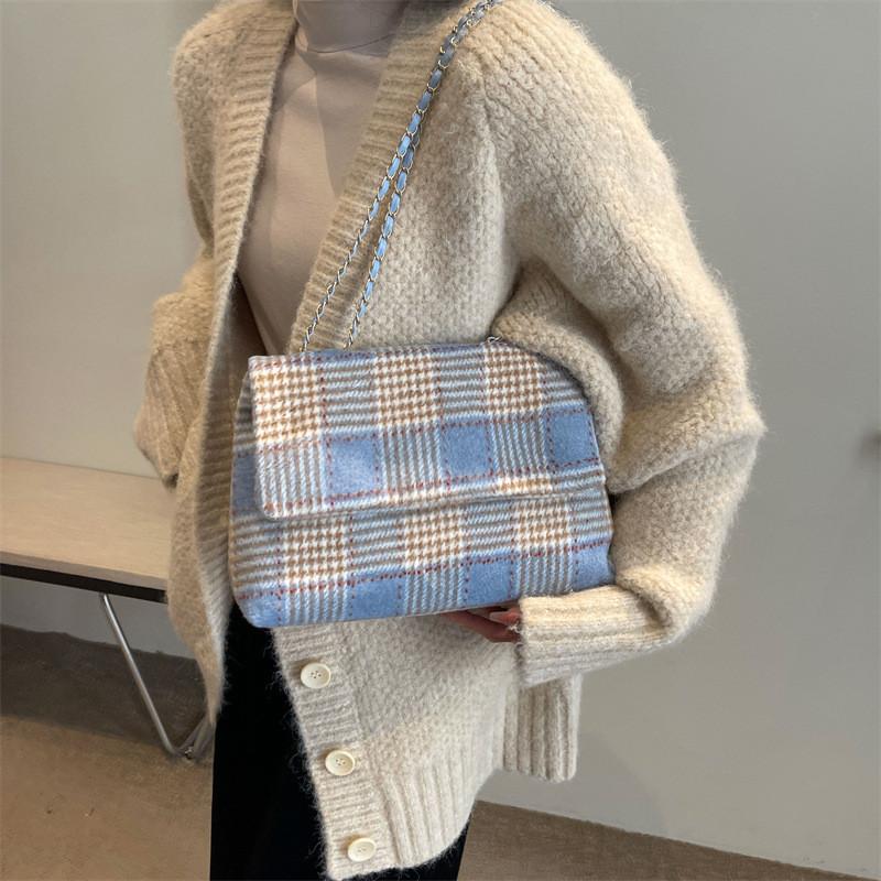 Fashionable Plaid Tote Bag For Autumn Stylish Crossbody Bag Large Capacity Unique Design