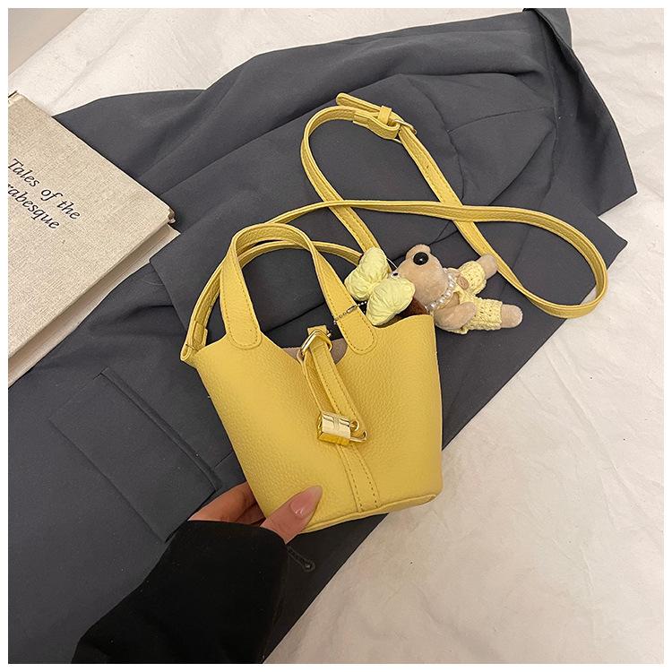 Today's Popular Bags Are Women's New Fashion and High-end Single Shoulder Messenger Bags, Portable Bucket Bags.