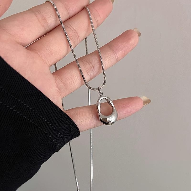 A Simple, Openwork Teardrop-shaped Five-pointed Star Long Necklace, an Ideal Choice for New Year's Day and Valentine's Day.