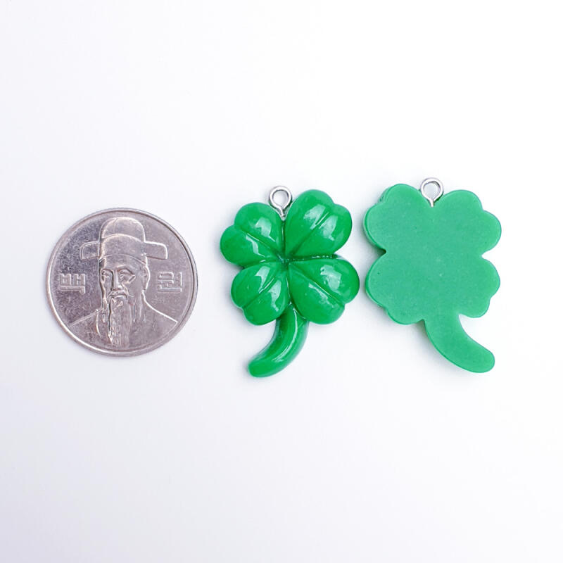 Pearl-colored four-leaf clover keychain pendant accessory