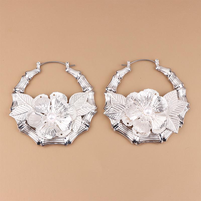 

Large Metal Ear Hoop Earrings Exaggerate Flower Imitation Pearl Jewelry For Women Holiday Accessories Gifts срібний