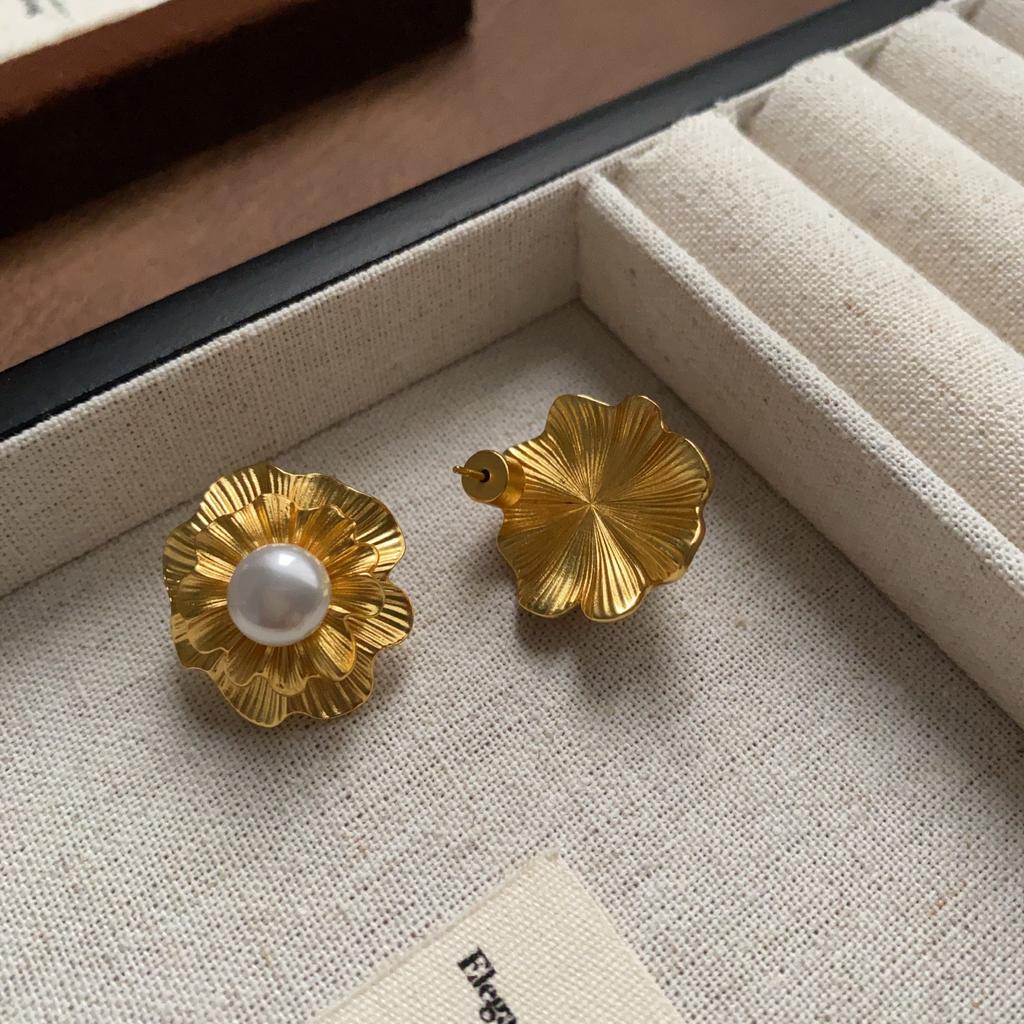 Round and glossy three-dimensional flower pearl stud earrings brushed light luxury fashion high sense elegant versatile earrings women