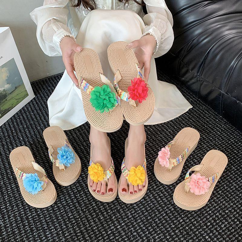 2025 summer new Xiaoxiang vacation beach shoes non-slip pinch sandals flip-flops women