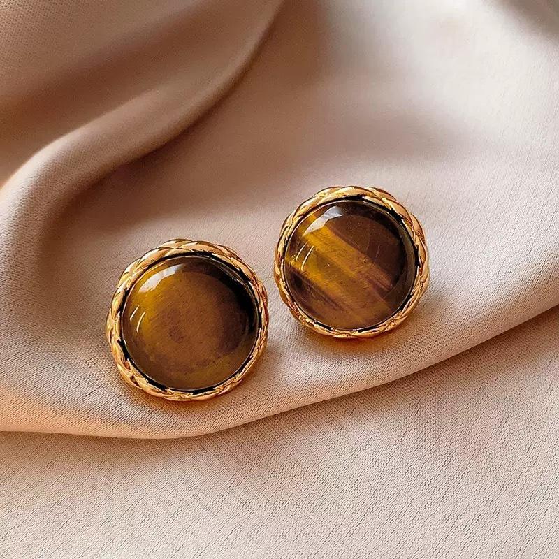 High-End Retro Maillard Coffee Earrings: Exquisite Versatile Design for Women