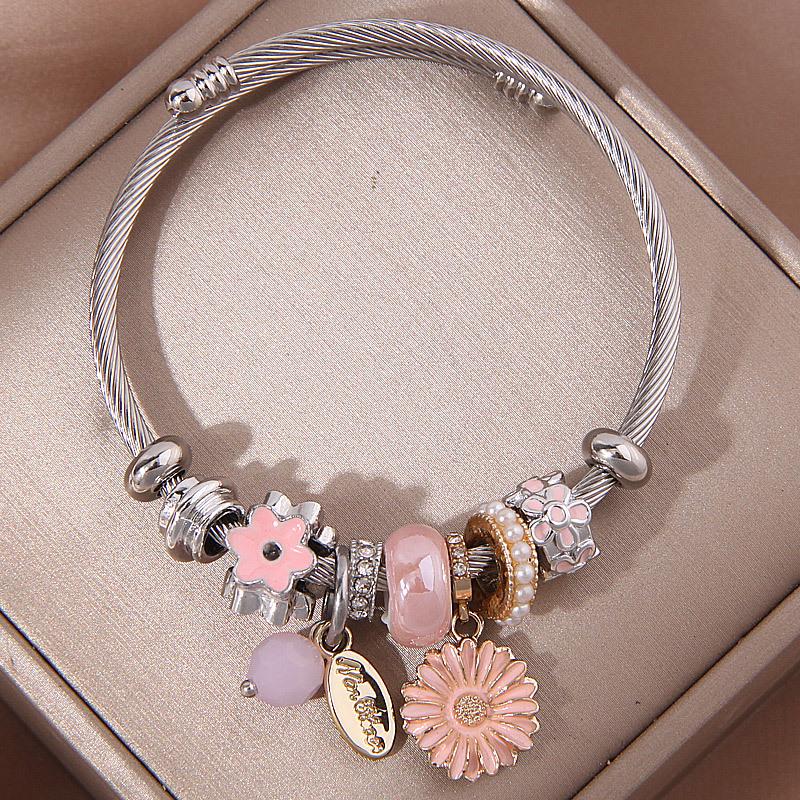 Stylish Daisy Pendant Bracelet: Multi-Element, Simple, and Personal
