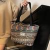 Stylová prostorná taška typu tote s barevnými vzory a pohodlnými popruhy