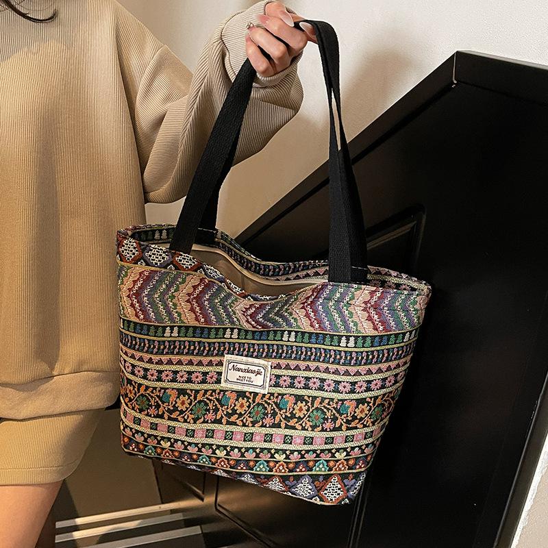 Stylová prostorná taška typu tote s barevnými vzory a pohodlnými popruhy