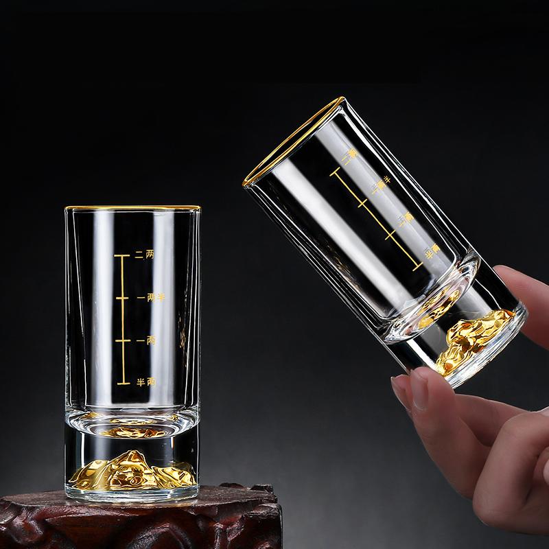 100 ml Whiskyglas mit dickem Boden, 2er-Set, Baijiu-Becher, klassisches Wodkaglas mit Goldfolie, luxuriöser Spirituosenbecher mit goldenen Skalenlinien