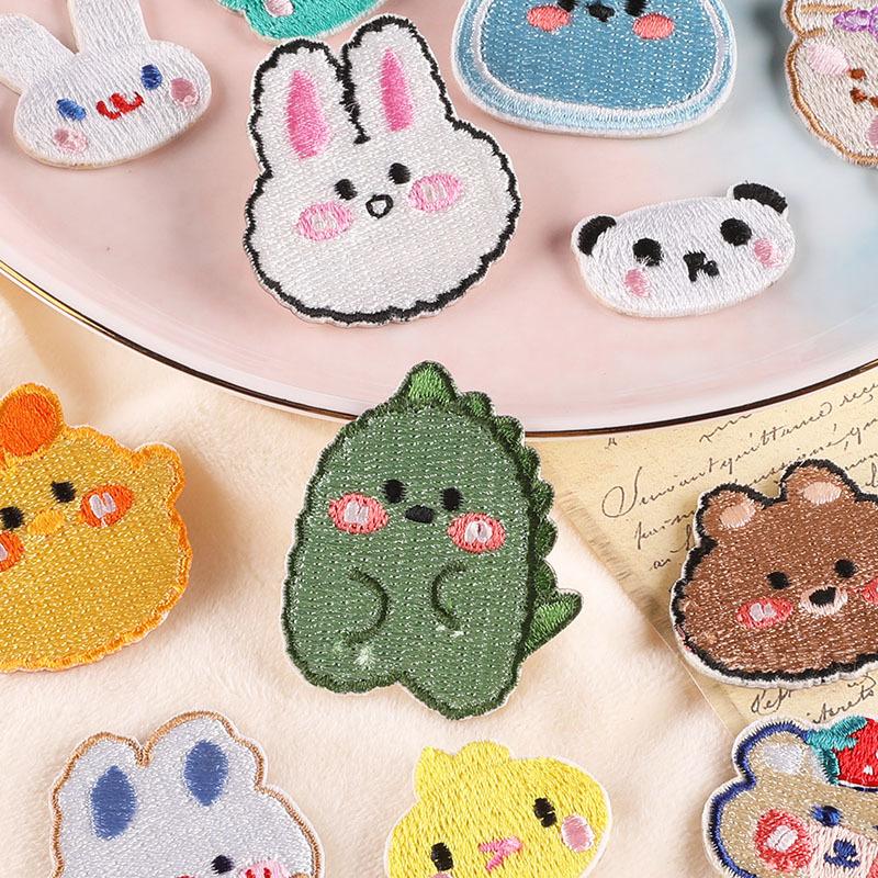 Stickerei-Etikett Kleidung Zubehör niedlichen Cartoon Tier Dinosaurier Kaninchen Bär selbstklebende Patch Stoffaufkleber