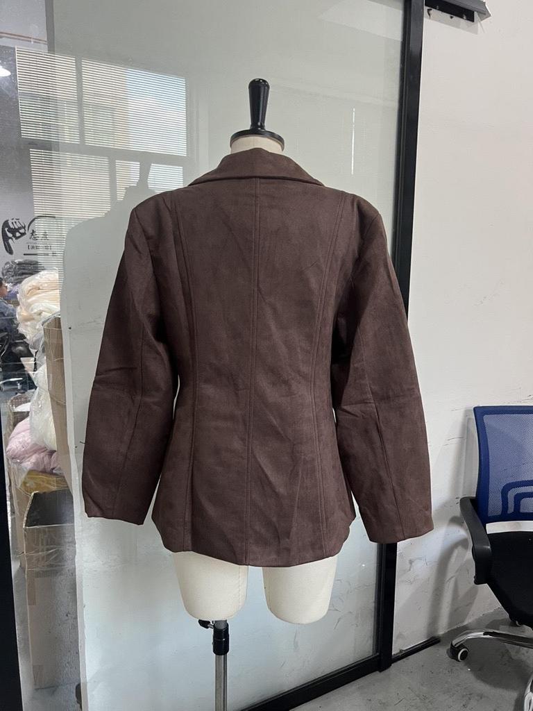 Damska kurtka z zamszu z klapami i paskiem w talii, styl retro, kolekcja Jesień/Zima 2025