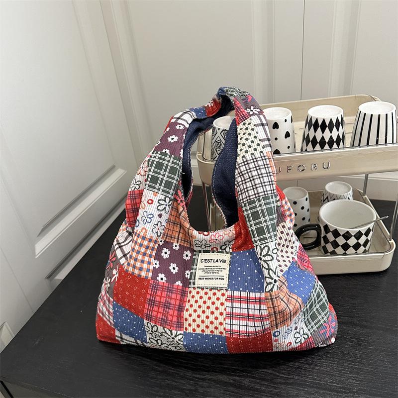 Spleißen kontrastierender Farben Retro-Trend Designgefühl Positiv und negativ doppelseitige Umhänge-Unterarm-Messenger-Tasche Tragetasche mit großem Fassungsvermögen