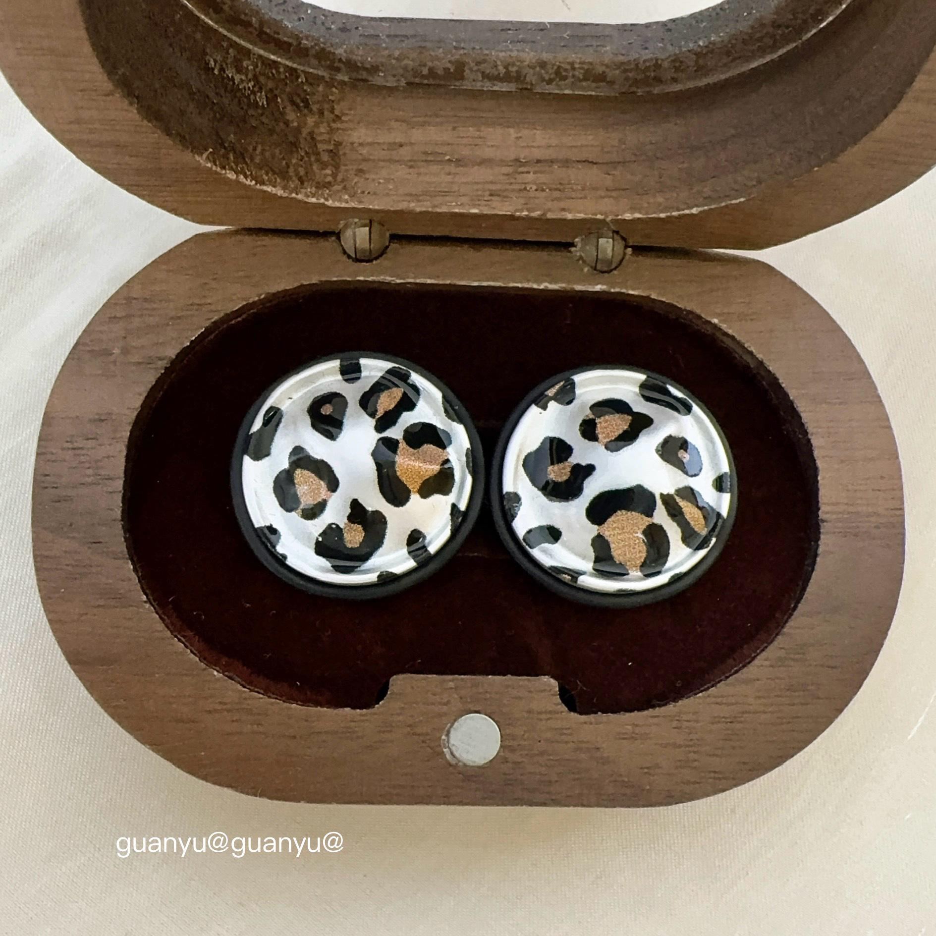 

Круглые серьги-пусеты с леопардовым принтом серебристого цвета: Стильный и универсальный осенне-зимний модный аксессуар для женщин.