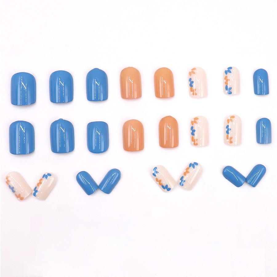 24 Stück Blau mit orangefarbener Nagelkunst, süßes kleines frisches Blumenmuster, modische und süße kurze künstliche Nägel zum Tragen.