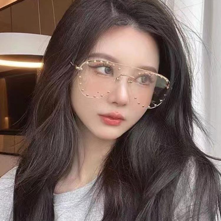 Ladies Metal Rivet Pilot Sunglasses Women Luxury Personality Glasses Cool Eyewear Shades UV400 gafas