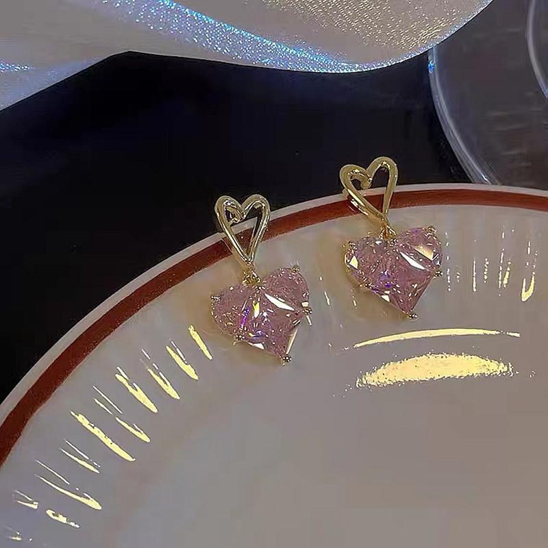 Light Luxury Temperament Design Sense Love Earrings Women's New Stud Earrings Retro High-end Sense Versatile Trendy Earrings