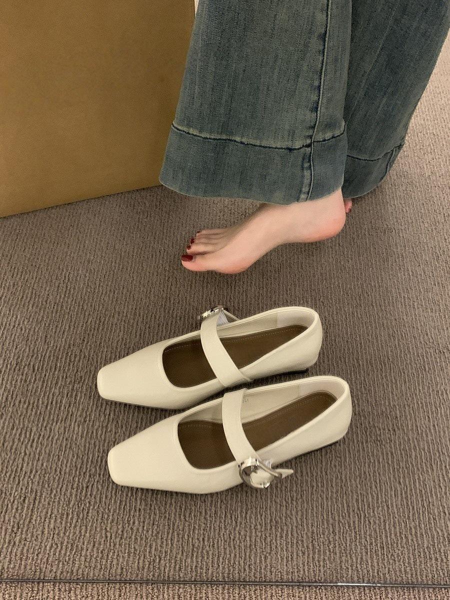 

Французские туфли Мэри Джейн на низком каблуке с квадратным носком серебристые женские туфли 2025 новая зимняя одинарная обувь ретро мода маленькие кожаные туфли 35 бежевый