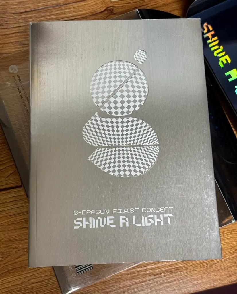 G-DRAGON GD SHINE A LIGHT DVD Nevystříhaná verze + Fotokniha Použité