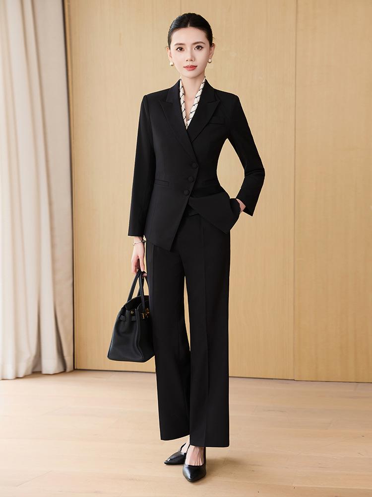 Wysokiej klasy jesienno-zimowy profesjonalny garnitur smart dla kobiet na podróże służbowe i wydarzenia formalne