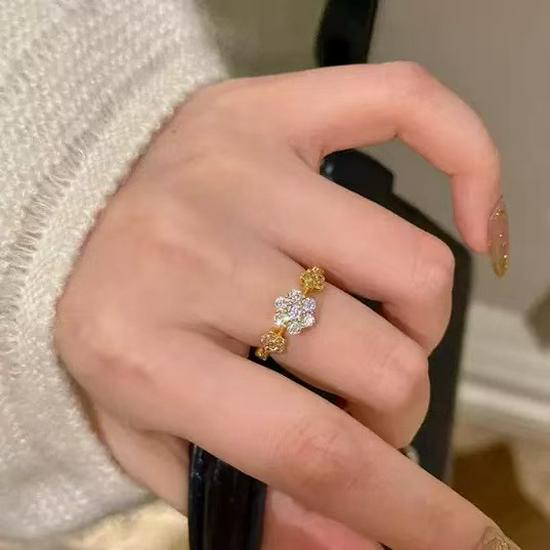 Customizable Elegant Flower Design Adjustable Ring for Women - Fashionable and Versatile Jewelry Accessory for Index Finger.