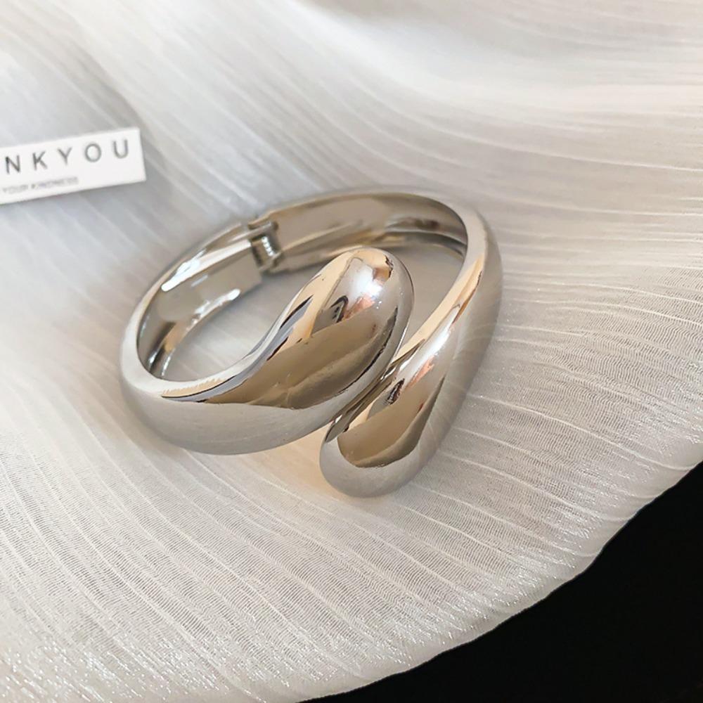 European and American Simple Bracelets, Arm Rings, Niche Cold Wind Temperament Bracelets, High-end Sense and Versatile Jewelry.