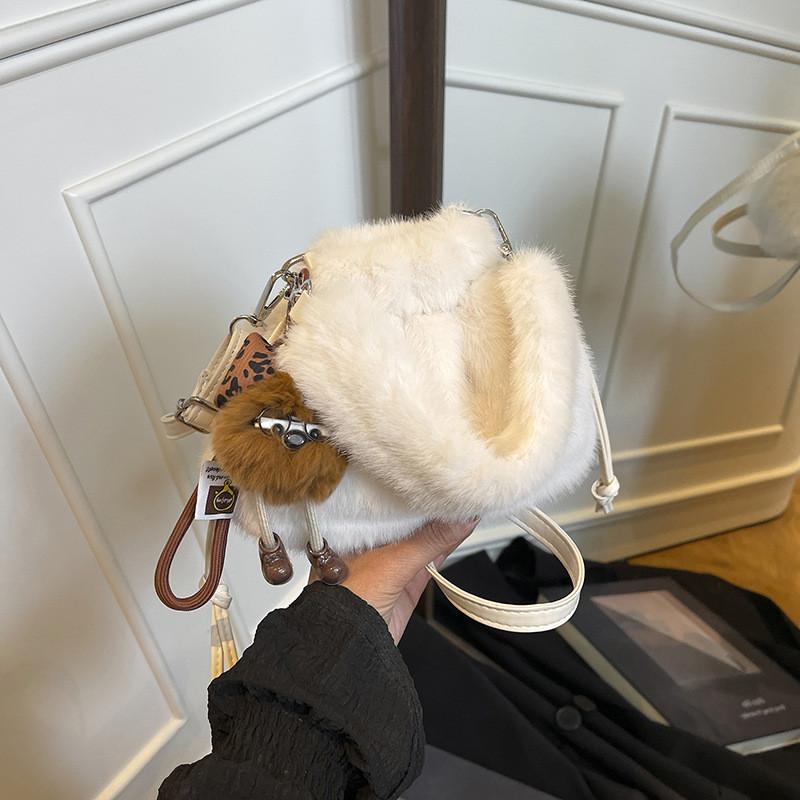IELGY Ladies Messenger Bag Autumn Winter White Furry Bag