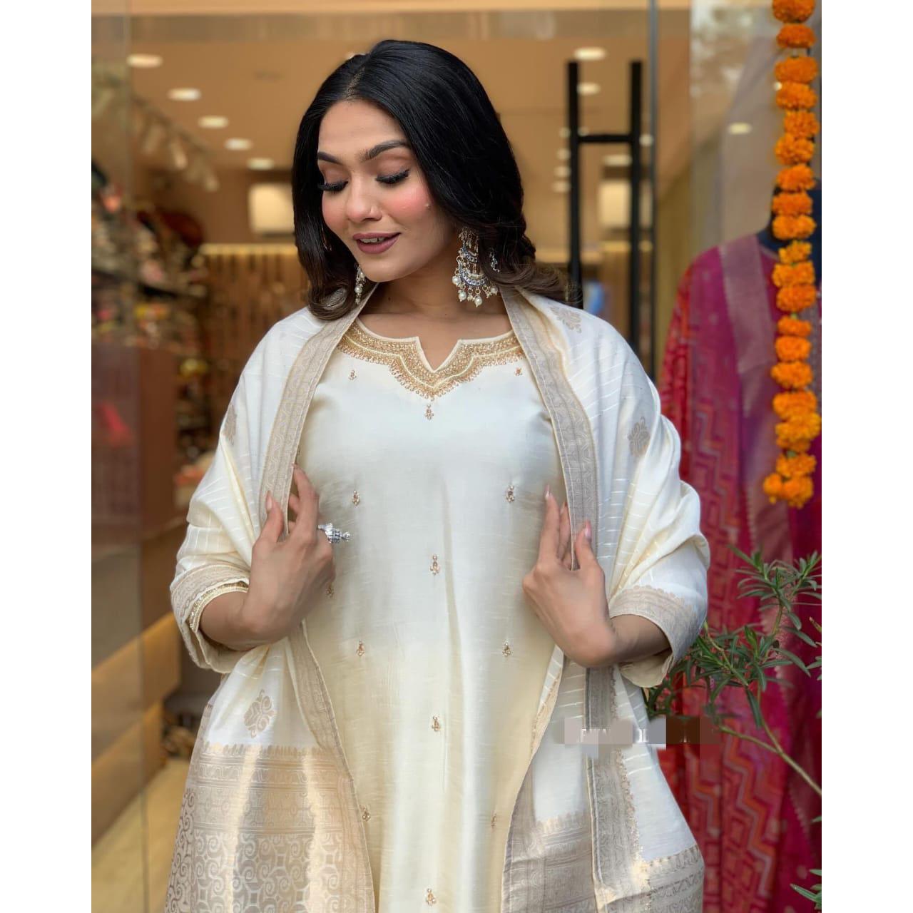 

Красивый комплект тяжелого костюма с замысловатой ручной вышивкой, плетение Zari . Сочетается с подходящими брюками и пиджаком Dupatta.