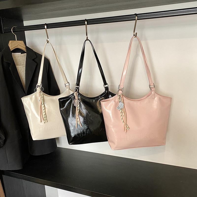 Fashion Sense Large Capacity Tote Bag Women's New Versatile Commuter Shoulder Bag