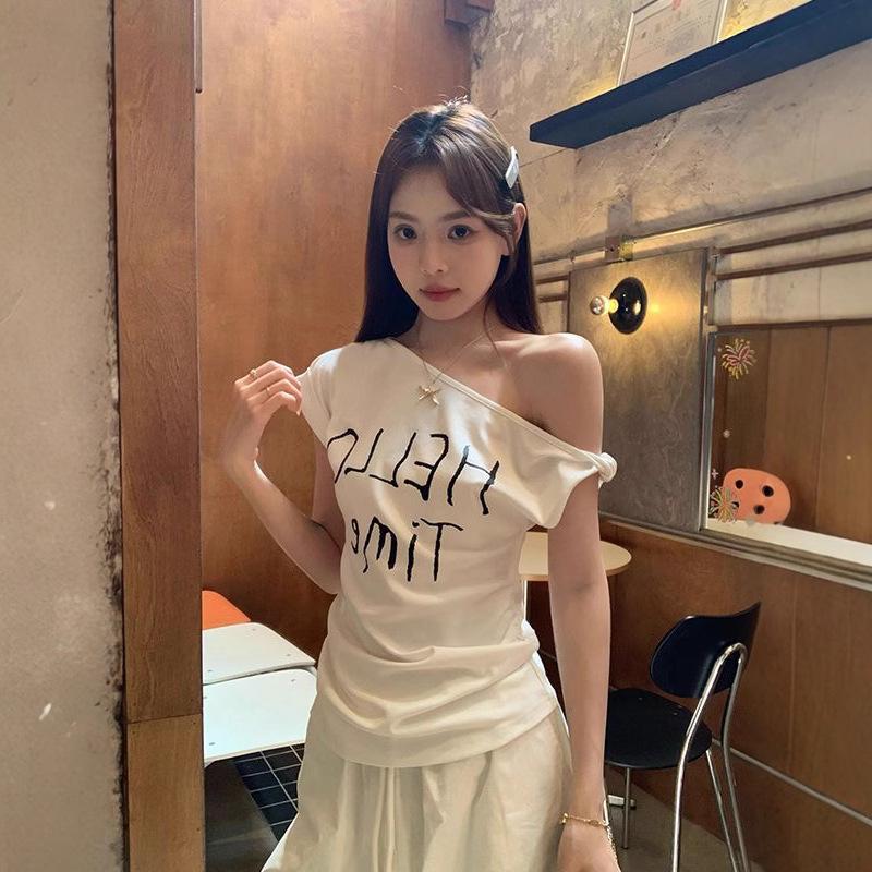 Women's Slim-Fit Spicy Girl One-Shoulder Letter Print Top, Short Sleeve, Fake Two-Piece, Perfect for Summer Commutes.