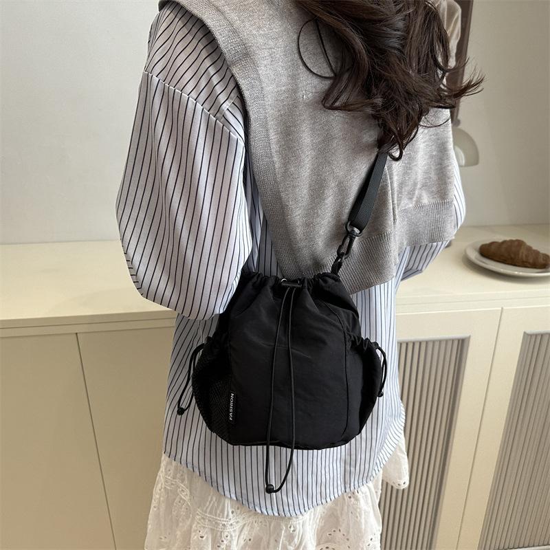 Nylon drawstring bundle bag shoulder bag women go out simple and lightweight mobile phone bag fashion casual literary and artistic messenger bag