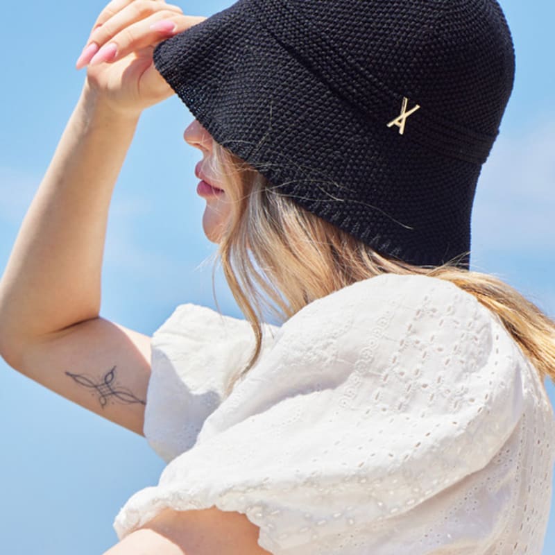 

Летняя вязаная панама VARZAR с логотипом и шипами черного цвета FREE