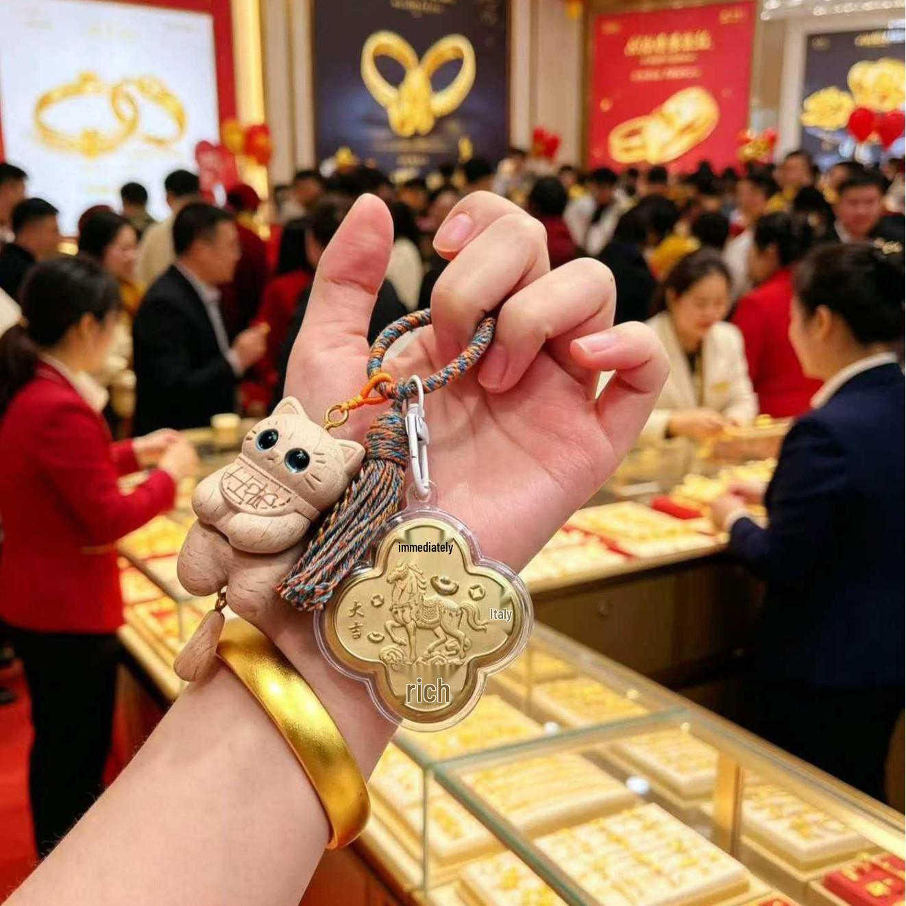 Pure Gold Four-Leaf Clover Cat Keychain Pendant for Good Luck and Prosperity Without Gold