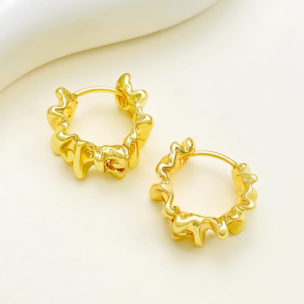 Unregelmäßige Kreisform Mode Kupfer Ohrringe für Damen Schickes Plissee-Design Ohrbügel Creolen 2024 High-End Ästhetik Zirkon