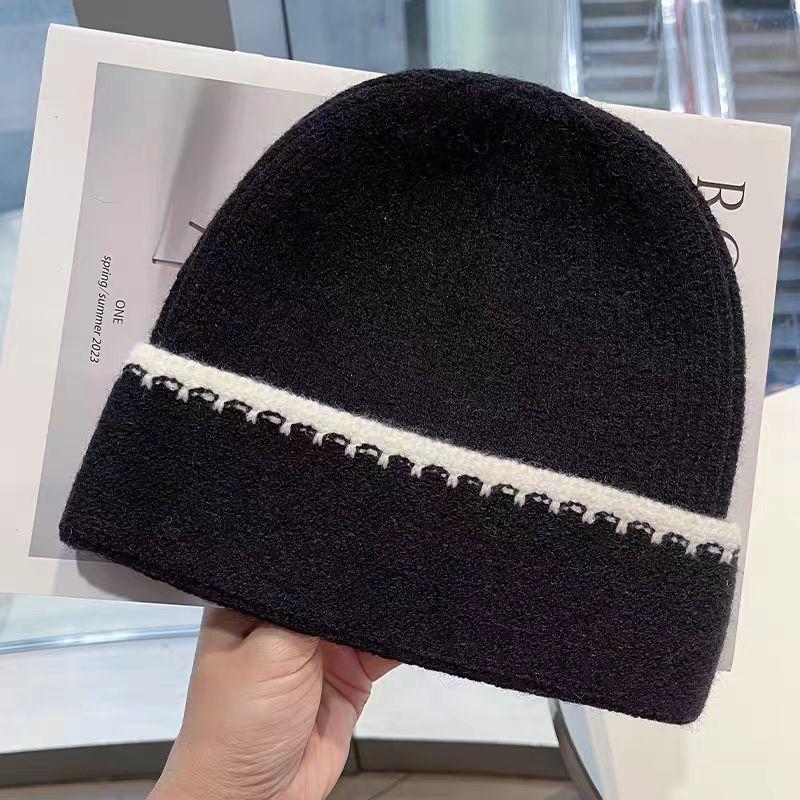 Korean-style Simple Color-block Striped Beanie, a Warm Knitted Hat for Women, Perfect for Autumn and Winter, and Designed To Make the Face Appear
