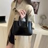 Premium Retro Portable Small Square Bag Women's Simple Versatile Messenger Bag Fashionable Commuter Shoulder Bag