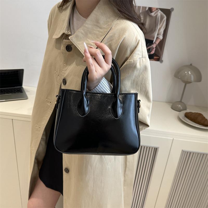 Premium Retro Portable Small Square Bag Women's Simple Versatile Messenger Bag Fashionable Commuter Shoulder Bag