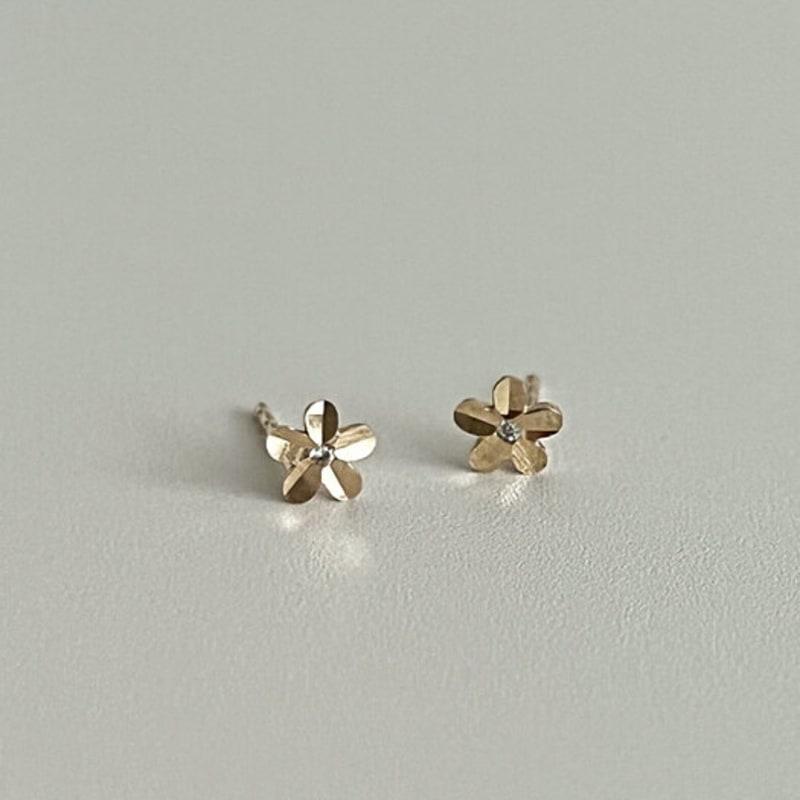 BettyU 14k Gold Flower Earrings