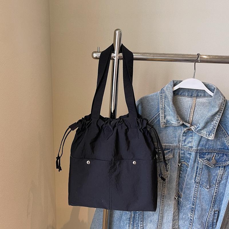 

Lightweight nylon cloth bag women s 2025 new simple shoulder bag handbag trendy drawstring bucket bag чорний
