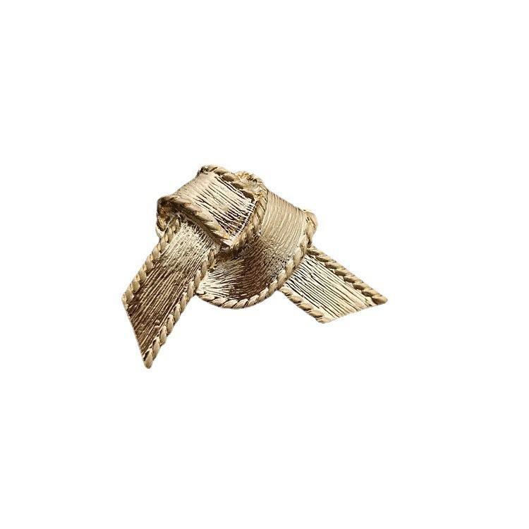Gold plated alloy knot shaped brooch with neutral and cool style, fashionable and simple women's accessories