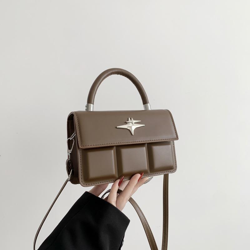 

Internet celebrity fashion retro handbag 2025 spring new models this year popular Korean version versatile shoulder messenger small square bag коричневый