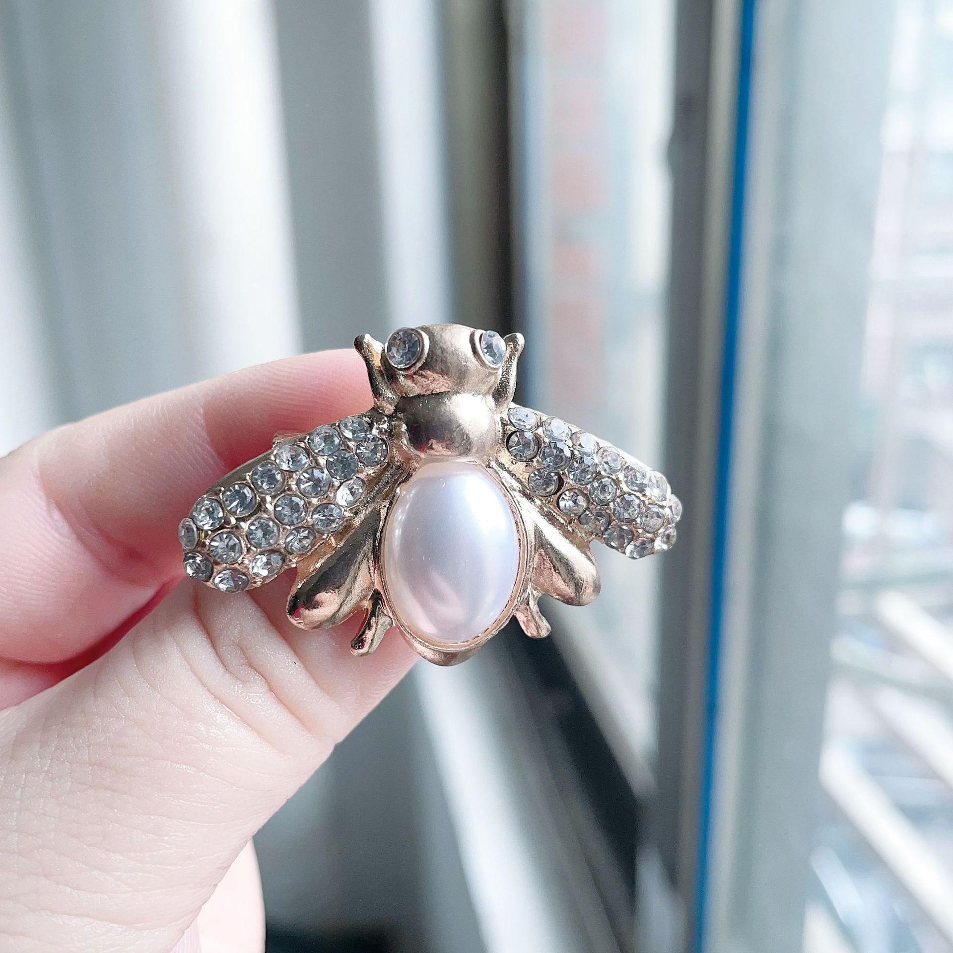 

Брошка у стилі бджоли з перлами та стразами – Елегантна жіноча шпилька та аксесуар для корсажу