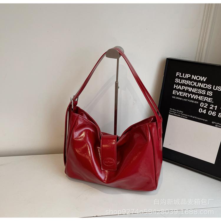 

Casual soft-sided commuter large-capacity bag women s 2025 new personalized versatile messenger bag fashionable shoulder tote bag красный