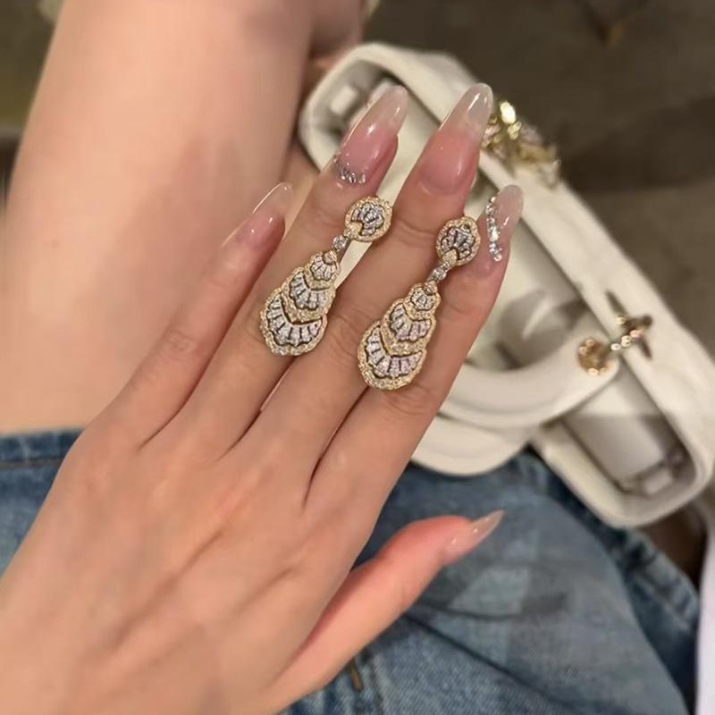 Medieval Gold Fan-Shaped Water Drop Temperament Earrings, Long Fringed Retro Earrings, Femininity, High-End Design Earrings.